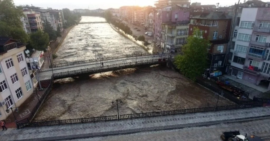 Termede Sel Çiftçiyi Vurdu