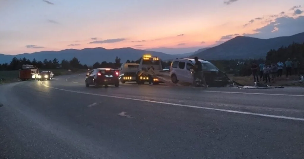 Ticari Araç İle Otomobil Çarpıştı: 1 Ölü, 3Ü Çocuk 8 Yaralı