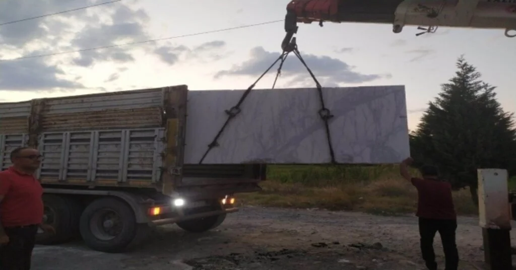 Tırdaki 22 Tonluk Mermer Blok Otoyolun Ortasına Düştü