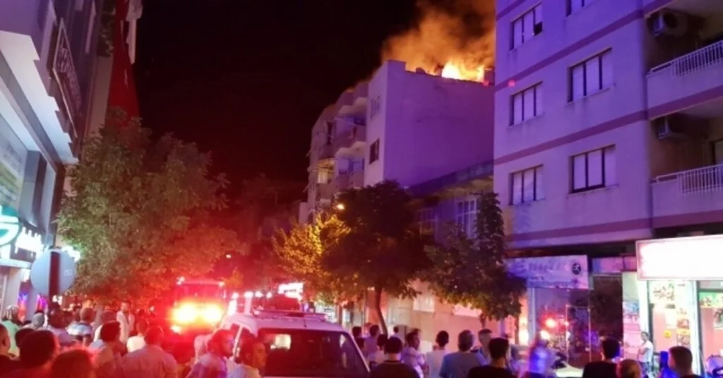 Tirede Çatı Yangını Korkuttu