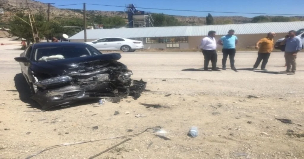 Tosyada İki Otomobil Çarpıştı: 3 Yaralı