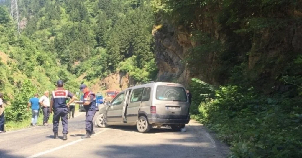 Trabzonda Trafik Kazası: 1 Ölü, 3 Yaralı