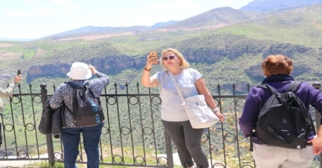 Turistlerden Delikli Taşa Yoğun İlgi