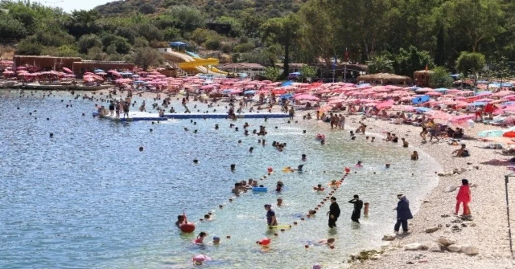 Turizm Merkezi Kaşın Nüfusu Bayramda İkiye Katlandı