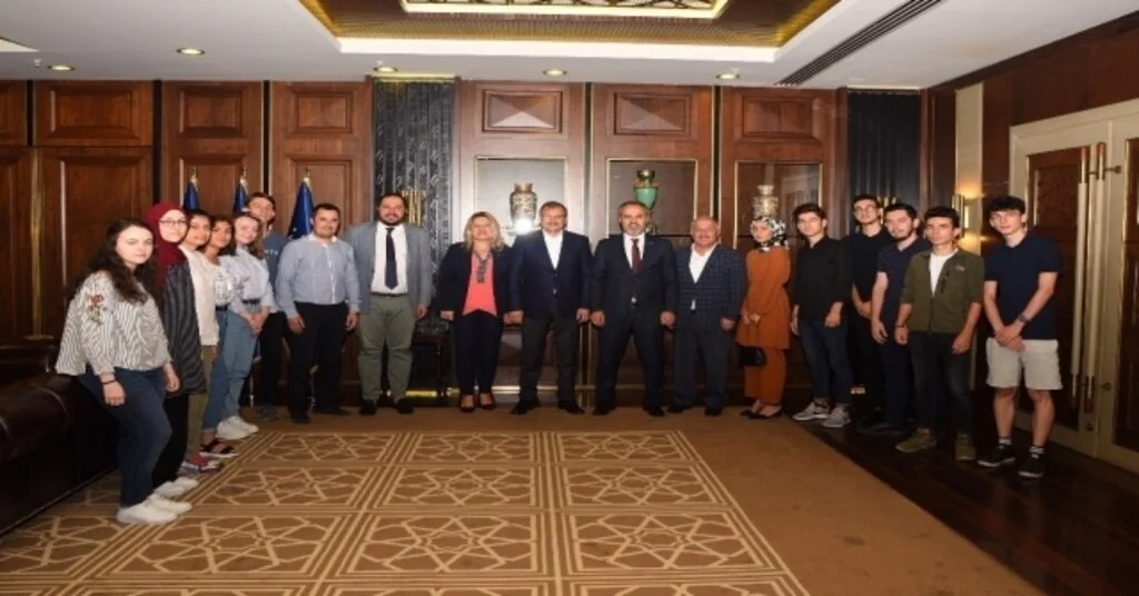 Üniversitelilerden Büyükşehire Rehberlik Teşekkürü