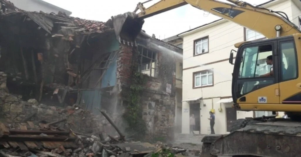 Ünyede Metruk Binalar Yıkılıyor