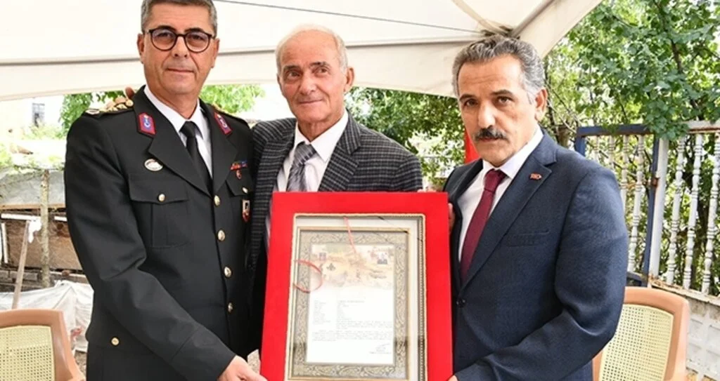Vali Kaymak şehit binbaşının ailesine 'Şehadet Belgesi'ni teslim etti