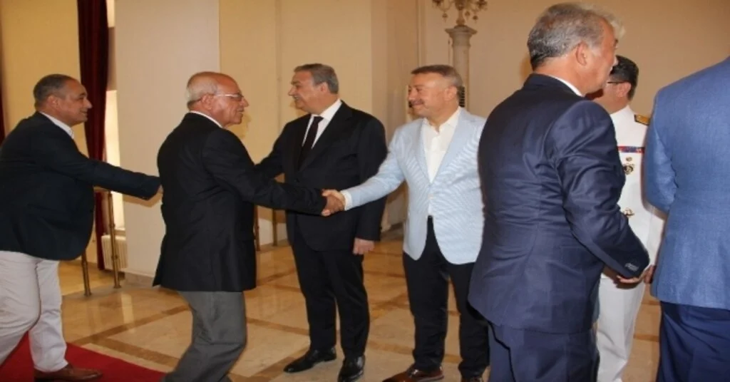 Vali Su, Mersinlilerle Bayramlaştı