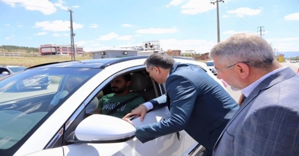 Vali Ve Başkan Sürücülerin Leblebili Bayram Kutlaması