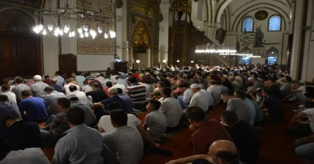 Vatandaşlar Tarihi Camilere Akın Etti