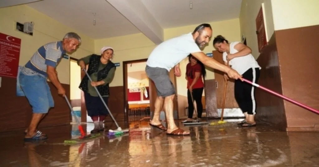 Veliler, Çocuklarının Eğitim Yuvasını Temizledi