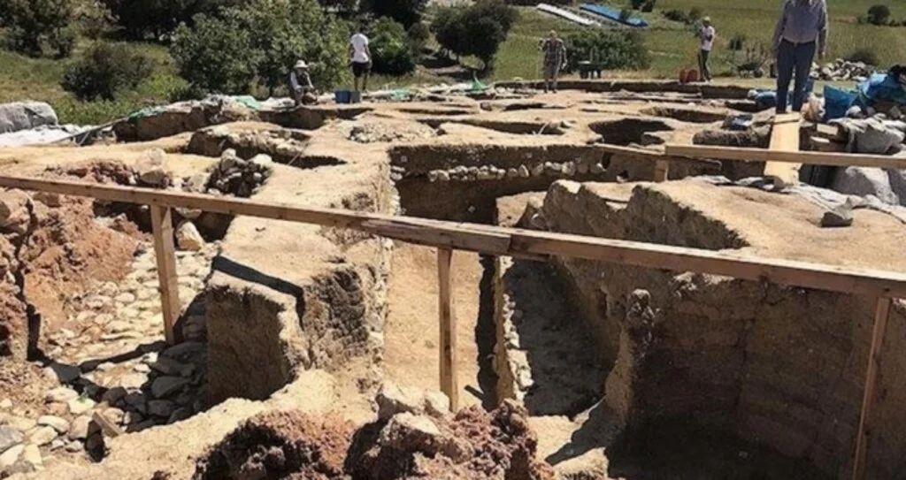 Vezirköprü'de Tunç Çağı'ndan kalma çanak ve çömlek parçaları bulundu