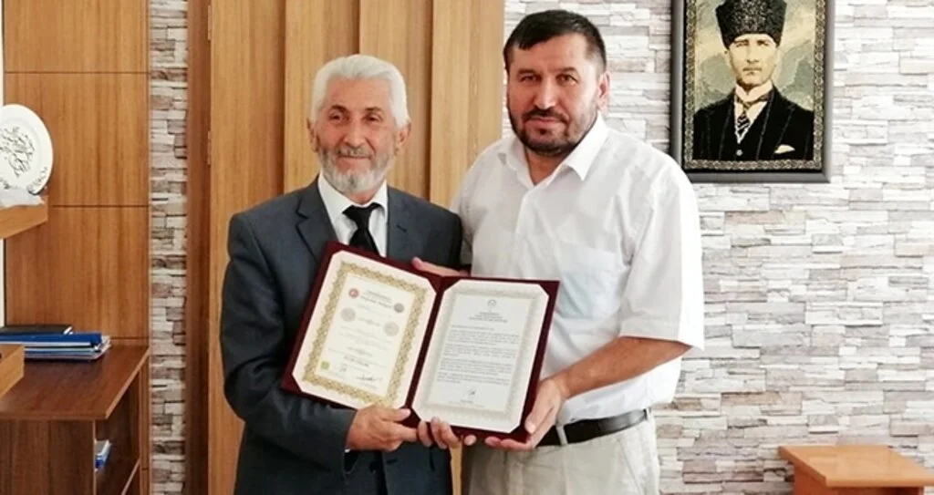 Vezirköprülü Azim amca 70 yaşında hafız oldu