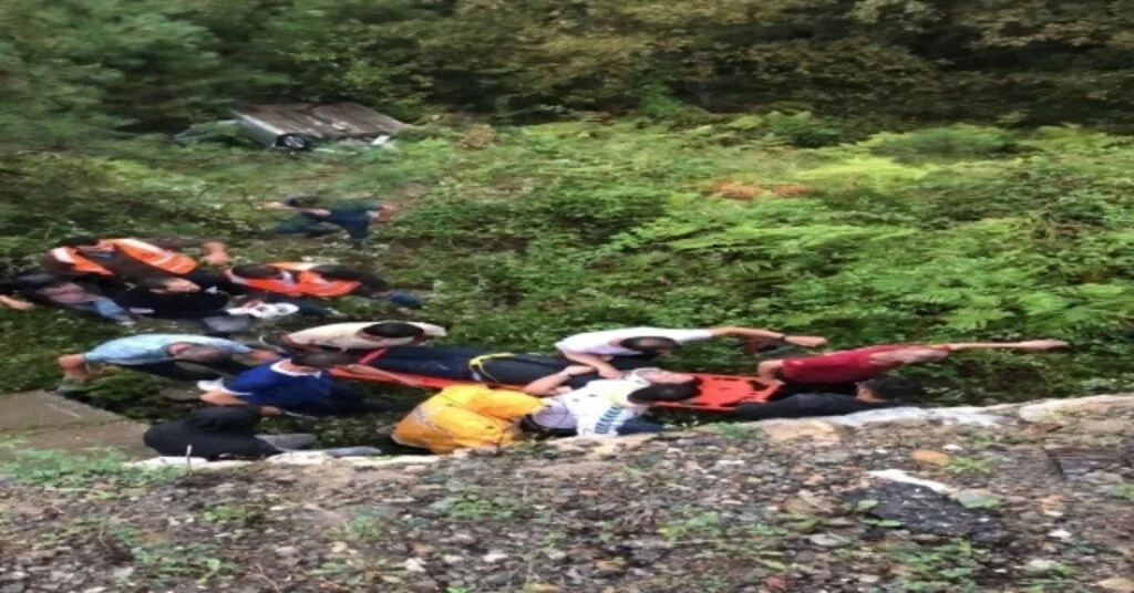 Virajı Alamayan Otomobil Uçuruma Yuvarlandı: 5 Yaralı