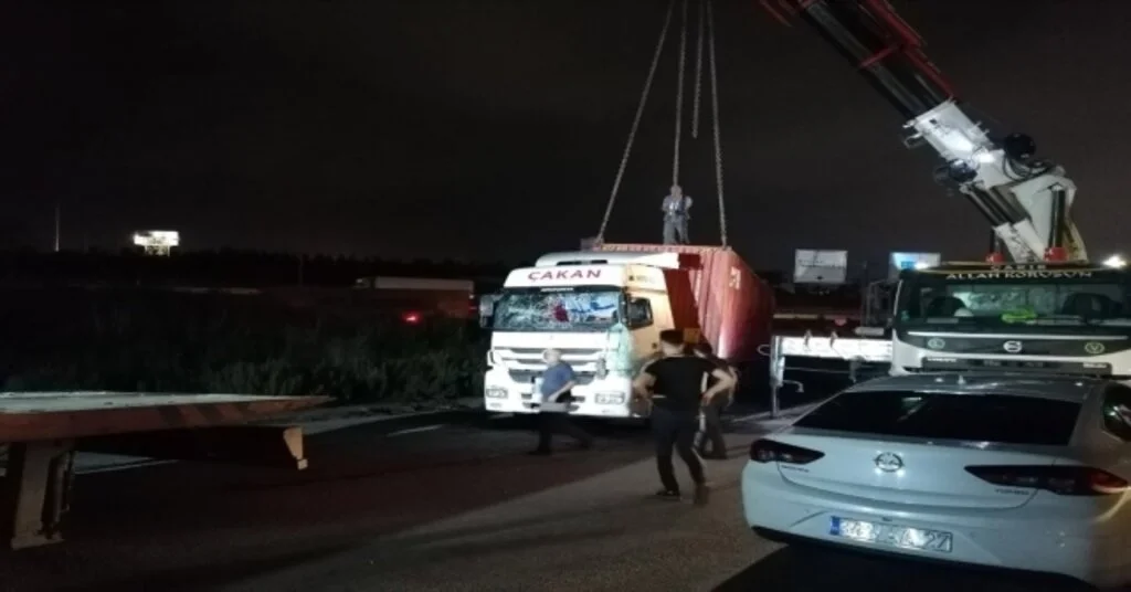 Virajı Alamayan Tır Devrildi: 1 Yaralı