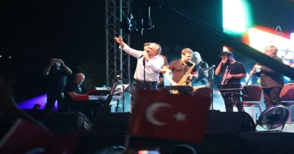 Volkan Konak, Türküleriyle 20 Bin İzmitliye Zafer Bayramı Coşkusunu Yaşattı