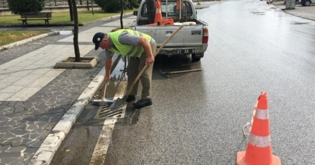 Yağmur Suyu Mazgalları Temizleniyor