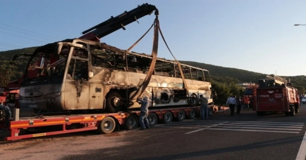 Yanan Otobüs Kaldırıldı