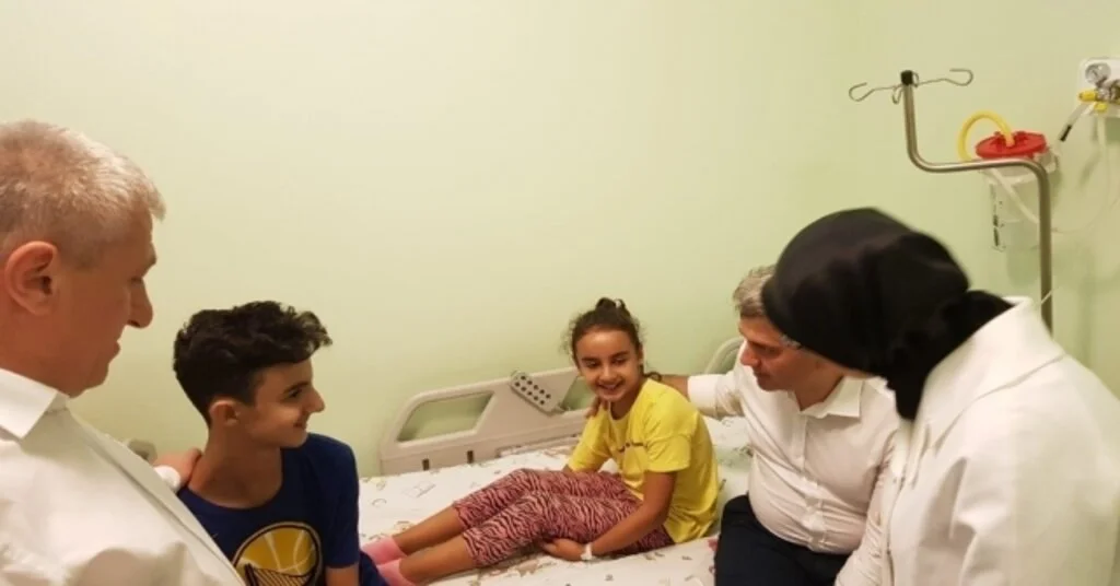 Yanan Otobüsten Abisiyle Sağ Kurtulmayı Başardı