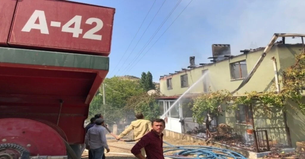 Yangında Ev Kullanılmaz Hale Geldi