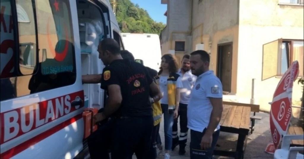 Yangında Mahsur Kalan Yaşlı Adamı Ablası Kurtardı
