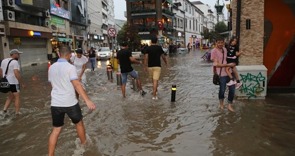 Yarım saatlik yağmur Ordu'yu felç etti