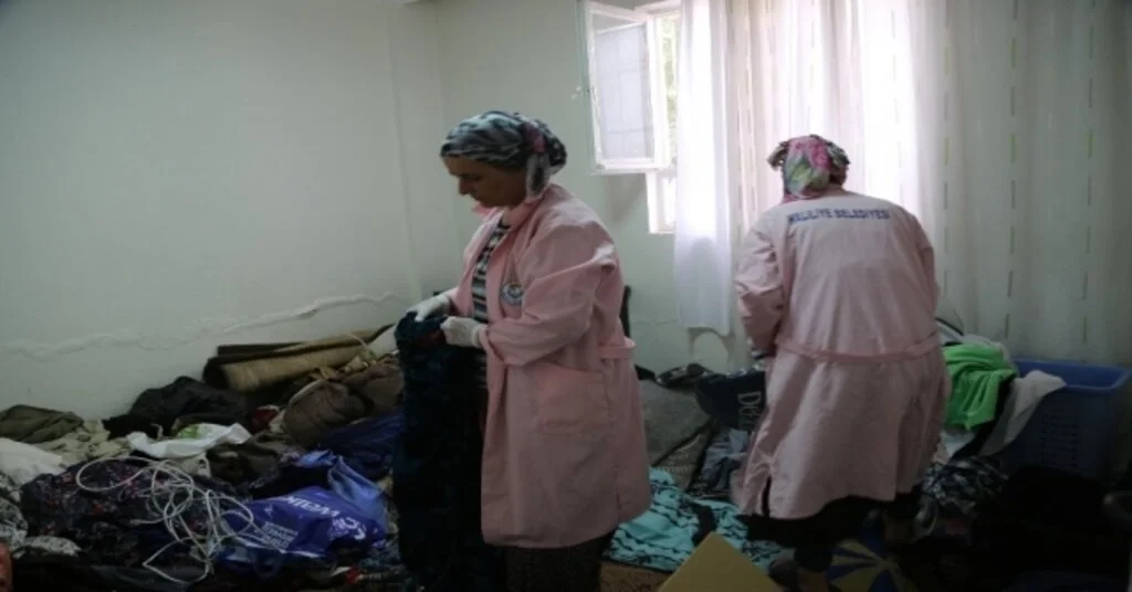 Yaşlı Kadının Evinde İstiflediği Eski Eşyalar Temizlendi