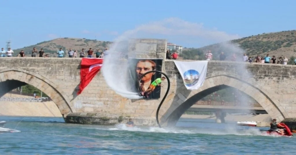 Yeşilırmakta Flyboard Gösterisi Yoğun İlgi Gördü