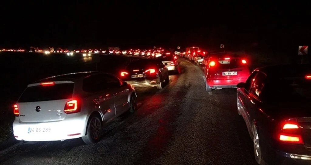 Yola dökülen yağ kazaya neden oldu: 2 yaralı 