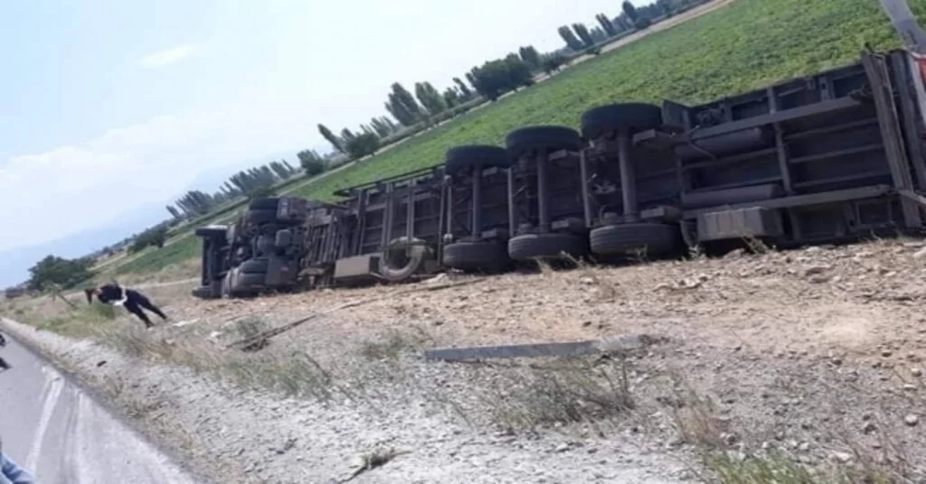 Yoldan Çıkan Tır Şarampole Devrildi: 1 Yaralı