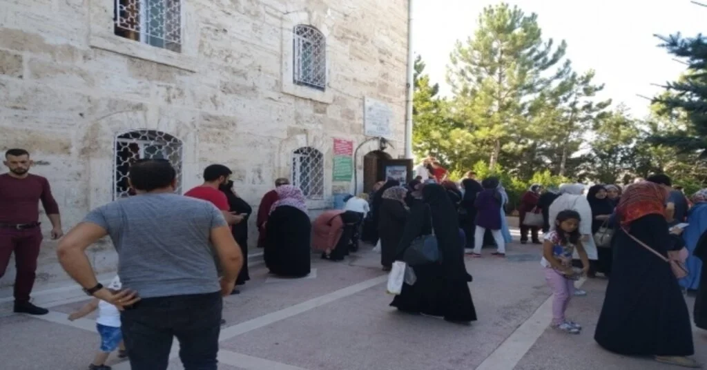 Yukarı Tekke Mezarlığı Ziyaretçi Akınına Uğradı