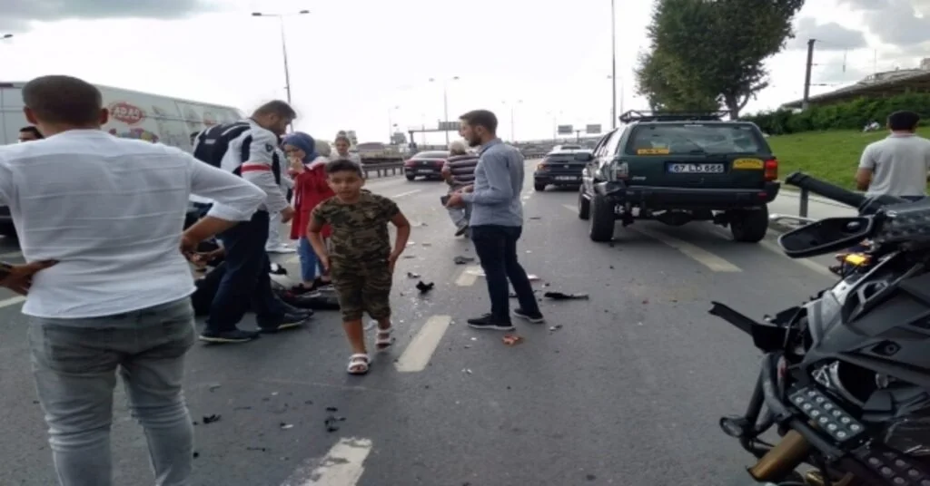 Yunus Ekibi Park Halindeki Araca Arkadan Çarptı, İki Polis Yaralandı
