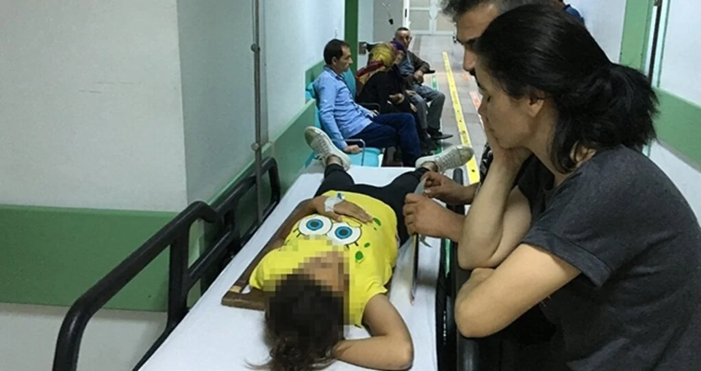 10 yaşındaki çocuk demir korkulukların üzerinde oturduğu sırada 3 metrelik yükseklikten düştü