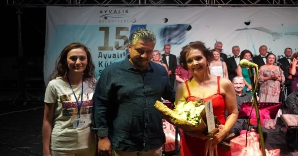 15. Ayvalık Kültür Ve Sanat Günlerinde Gönül Tuna Yüreklere Dokundu