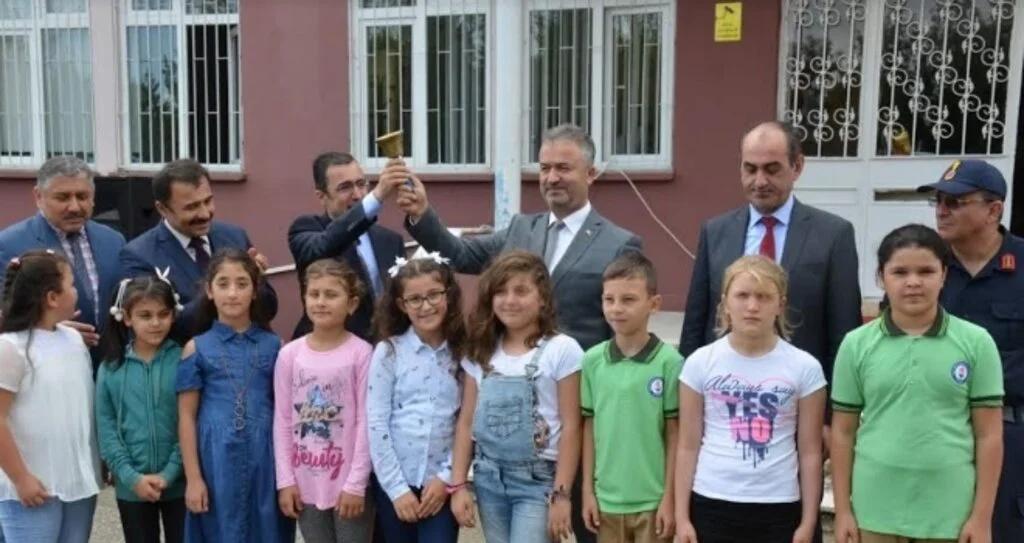 19 Mayıs’ta İlk Ders Zilini Kaymakam Güner ve Başkan Topaloğlu Çaldı
