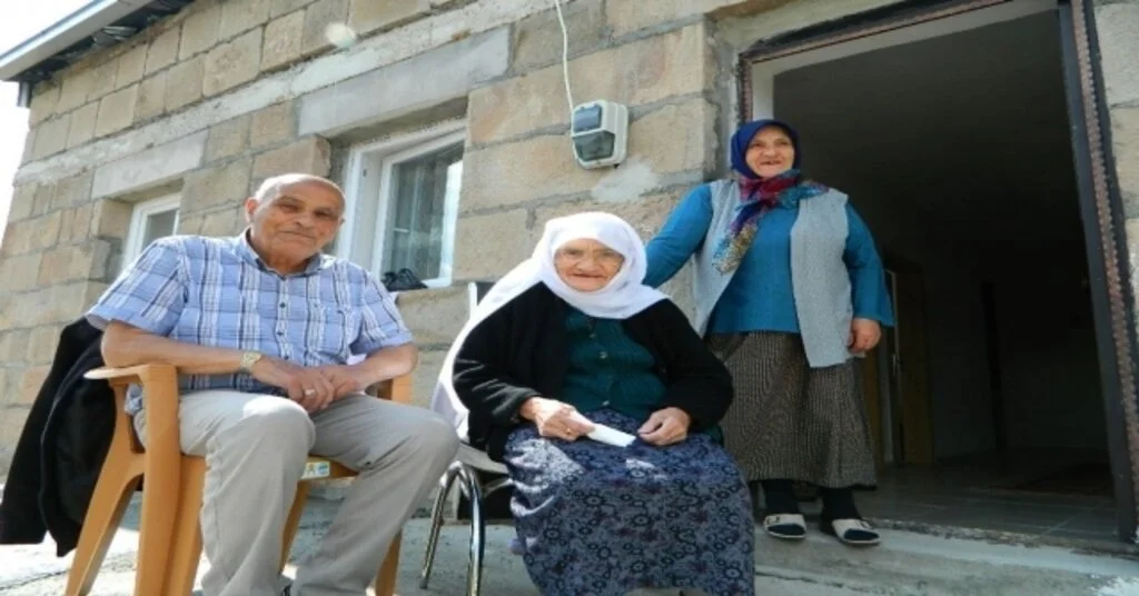 95 Yaşındaki Şahsenem Ninenin Köy Aşkı