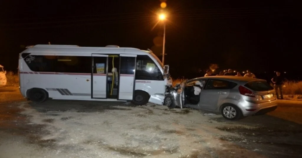 Adanada Yolcu Minibüsü İle Otomobil Çarpıştı: 7 Yaralı