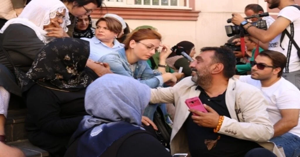 Ahmet Yenilmezden Hdp Önünde Oturma Eylemi Yapan Ailelere Destek Ziyareti