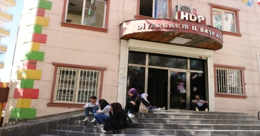 Ailelerin Hdp Önündeki Evlat Arayışı Devam Ediyor
