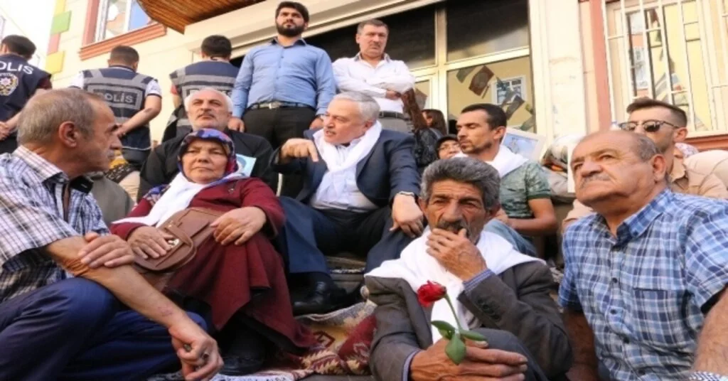 Ak Parti Elazığ Milletvekili Demirbağdan Hdp Önündeki Ailelere Destek Ziyareti