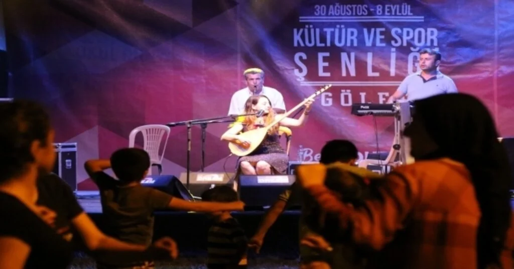 Akhisarda Gördeslilerden Renkli Bir Gece