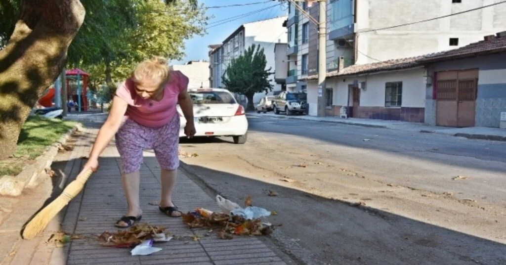 Akhisarda Herkes Kendi Kapısının Önünü Süpürecek