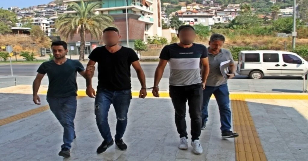 Alanyada 2 Kardeş 2 Kilogram Uyuşturucuyla Yakalandı