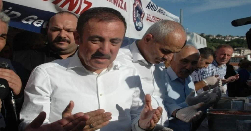 Ankaralılar Ve Ankaraya Hizmet Edenler Derneği Vatandaşlara Aşure Dağıttı