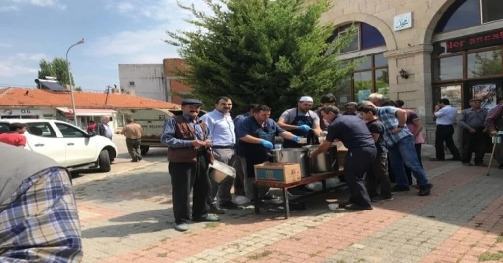 Aslanapada Cami Cemaati Ve Esnaflardan Aşure İkramı