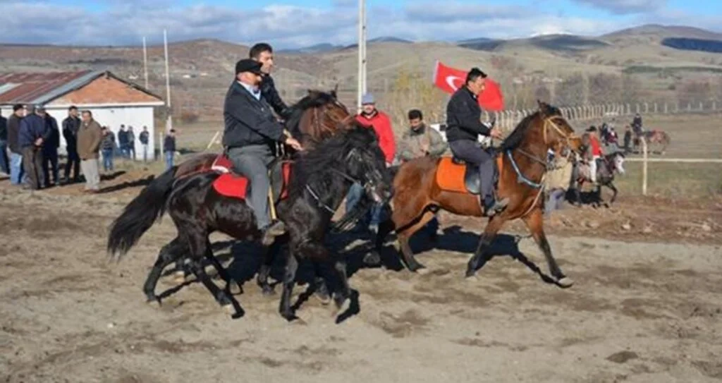 AT YARIŞLARI BÜYÜLEDİ