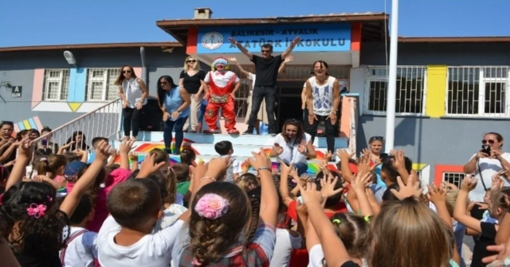 Ayvalıkta Miniklere “Okuluna Hoş Geldin” Şenliği