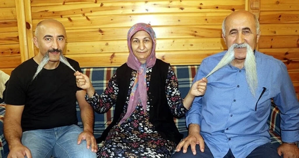 Baba ve oğlunun 'uzun bıyık' merakı