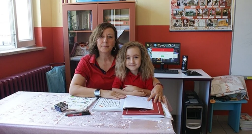 Babaanne torununun  sınıf öğretmeni oldu