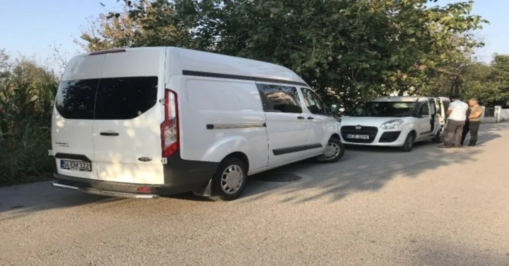Babasını Keserle Öldürdü
